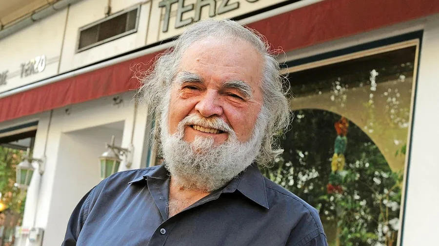 War nicht nur in der „Lindenstraße“ Gastwirt: Kostas Papanastasiou vor seinem Restaurant in Berlin