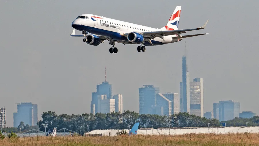 Im Landeanflug: Fachleute halten es für wahrscheinlich, dass in der Einflugschneise besonders hohe Ultrafeinstaubwerte gemessen werden.