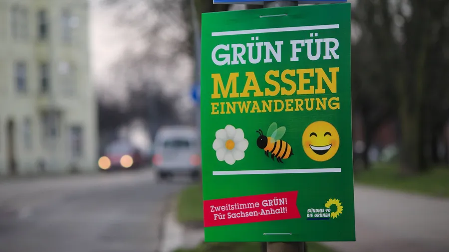 „Grün für Masseneinwanderung“: Unbekannte hängten in der Nacht auf Montag gefälschte Plakate in Sachsen-Anhalt auf.