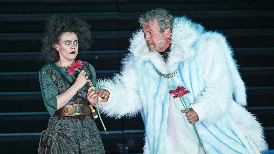 Mit „Sommernachtsträume“ beendet Intendant Joern Hinkel seine Arbeit bei den Bad Hersfelder Festspielen. Das Szenenbild zeigt Anna Graenzer (links) als Puck und Christian Nickel (rechts) als Theseus/Oberon.