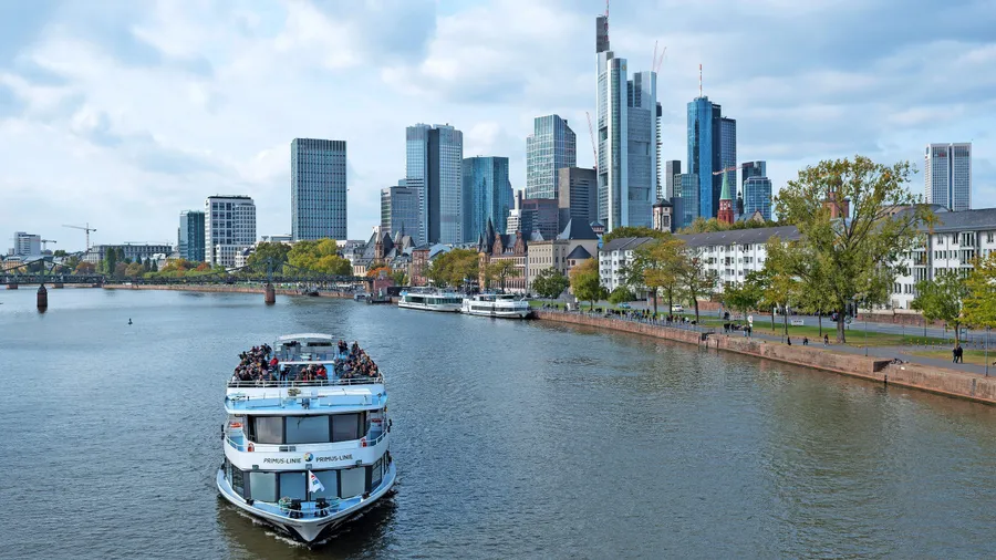 Sehenswert: Nicht nur die einzigartige Skyline lockt viele Touristen nach Frankfurt.