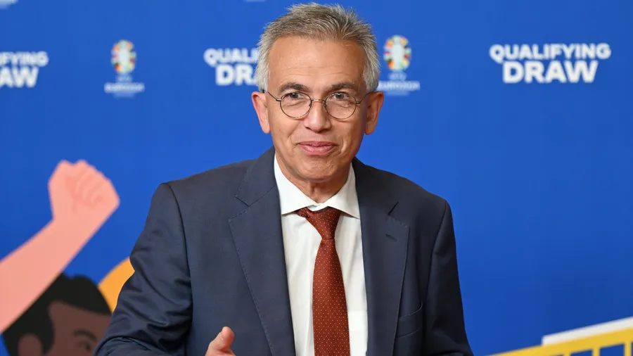 Auf dem roten Teppich: Frankfurter Oberbürgermeister Peter Feldmann (SPD) vor der Auslosung der Gruppen für die Qualifikation zur Fußball-Europameisterschaft 2024.