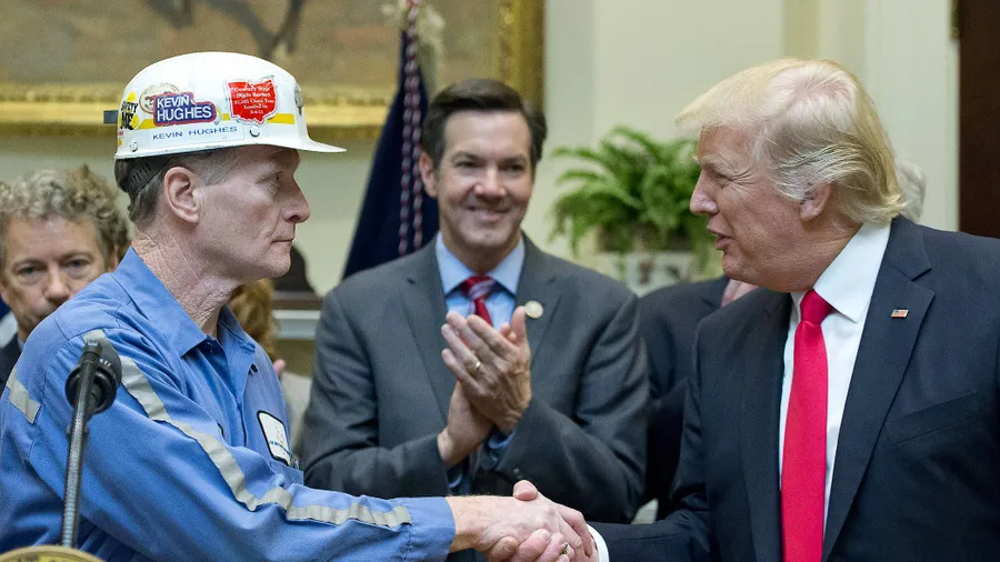 Als angeblicher Retter der Kohleindustrie inszeniert er sich gerne: Donald Trump mit einem Minenarbeiter