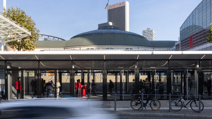 Statt Zaun und Zelten: der neu gestaltete Eingang „Festhalle Süd“ zum Frankfurter Messegelände