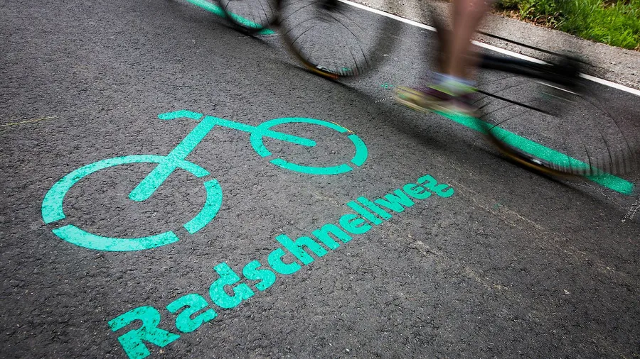 Rush hour: In Langen ist der Radschnellweg auf etwa 100 Meter Länge sehr schmal, Radler und Fußgänger können sich dort leicht in die Quere kommen