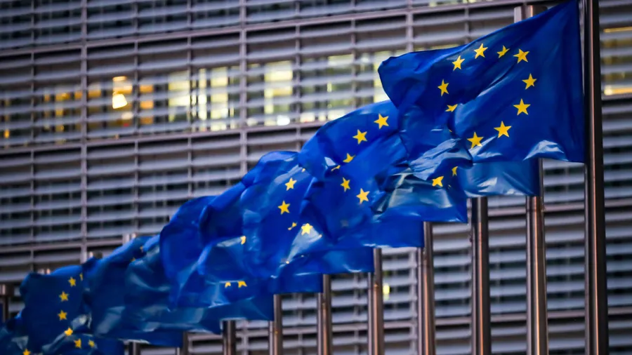 Europaflaggen wehen vor dem Sitz der EU-Kommission in Brüssel.