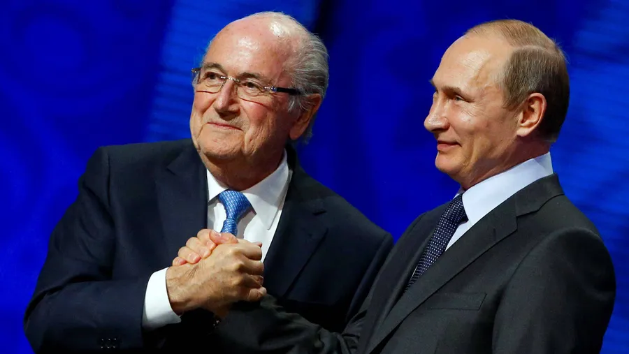 Der frühere Fifa-Präsident Joseph Blatter (links) ist auf Einladung von Wladimir Putin in Russland (Bild von 2015).