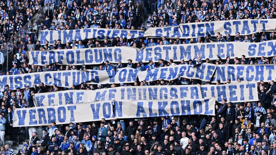 Fans in Berlin listen auf, was sie an der WM in Qatar stört.