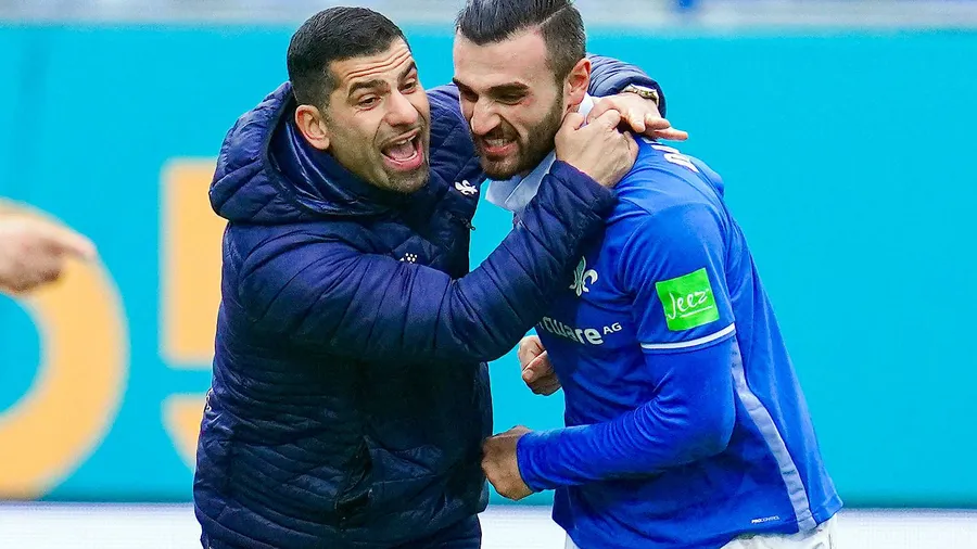 Fortan ohne Umarmung: Darmstadts Trainer Dimitrios Grammozis (links) feuert Serdar Dursun an.