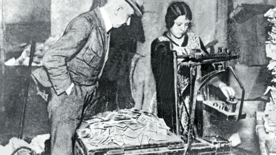 Als das Geld gewogen wurde: Banknoten waren während der Inflation vor 100 Jahren kaum mehr wert als das Papier, auf dem sie gedruckt waren.