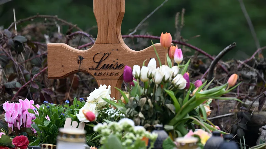 Ein Tod, der ganz Deutschland erschütterte: Im März 2023 töteten zwei Mädchen ihre Freundin Luise in Freudenberg, wo sich heute auch ihr Grab befindet.