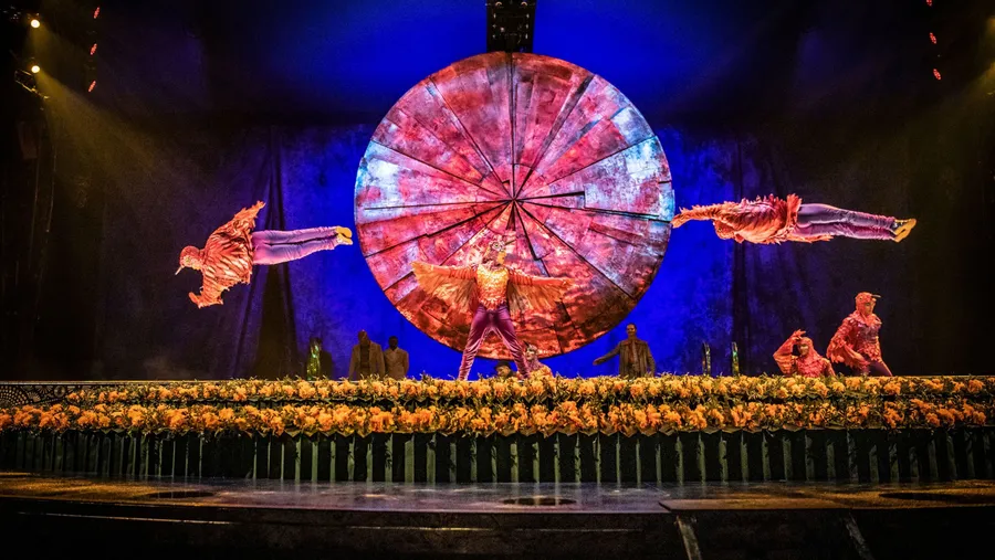 Die große Scheibe auf der Bühne vereint symbolisch Sonne und Mond und dient auch den Artisten in der Show „Luzia“.