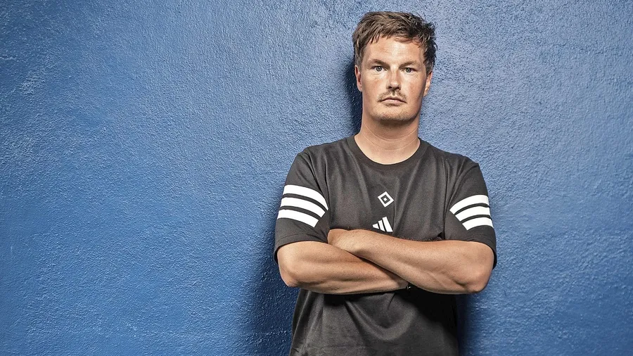 „Das Leben ist zu kurz, um sich zu verstecken oder tief zu stapeln“, sagt Merlin Polzin, der mit 34 Jahren aktuell jüngste Trainer der Fußball-Bundesliga.