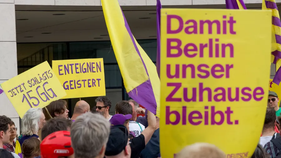 Teilnehmer einer Demonstration der Initiative Deutsche Wohnen Enteignen protestieren vor dem Willy-Brandt-Haus in Berlin.