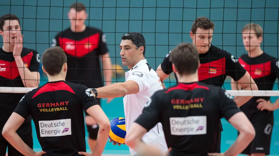 Erstmals seit 2002 haben die deutschen Volleyballer wieder eine WM-Teilnahme verspielt. Nach einer erneut enttäuschenden Leistung unterlag die Mannschaft von Bundestrainer Andrea Giani (Bildmitte) dem Favoriten Belgien um den früheren Nationalcoach Vital Heynen klar mit 0:3 (16:25, 16:25, 17:25).  Schon vor seinem abschließenden Spiel beim Sechs-Nationen-Turnier in Kortrijk am Sonntag (18.00 Uhr) gegen Außenseiter Weißrussland muss der WM-Dritte von 2014 seine Hoffnungen auf die Endrunde 2018 in Italien und Bulgarien begraben. Vor 1700 Zuschauern leisteten sich die Deutschen erneut viel zu viele Fehler und wurden von den Hausherren bitter abgestraft. (dpa)