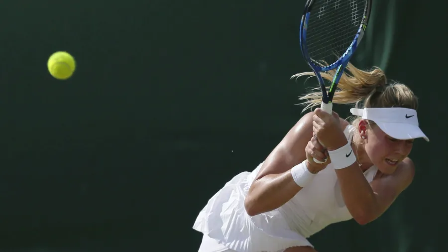 Julia Görges hat beim Damen-Tennis-Turnier von Bukarest das Halbfinale erreicht. Die Fed-Cup-Spielerin aus Bad Oldesloe bezwang die Rumänin Alexandra Dulgheru am Freitag mit 7:5, 7:5. Die einstige Fed-Cup-Spielerin Tatjana Maria verlor in Rumäniens Hauptstadt zuvor klar mit 0:6, 3:6 gegen die an Nummer zwei gesetzte Spanierin Carla Suarez Navarro. Die Hamburgerin Carina Witthöft (Bild) scheiterte im schweizerischen Gstaad mit 2:6, 4:6 an der Estin Anett Kontaveit. Tamara Korpatsch unterlag dort zuvor 2:6, 3:6 gegen Sara Sorribes Tormo aus Spanien. Antonia Lottner musste sich der Tschechin Tereza Martincova knapp mit 6:3, 1:6, 5:7 geschlagen geben. Die beiden Sandplatzturniere in Bukarest und Gstaad sind jeweils mit knapp 227 000 Dollar dotiert. (dpa)