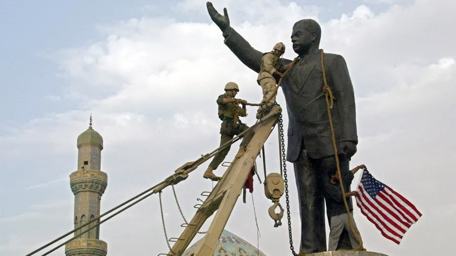 Zu Fall gebracht: Amerikanische Soldaten legten im April 2003 ein Seil um eine Statue von Saddam Hussein in Bagdad und stürzten das Denkmal.