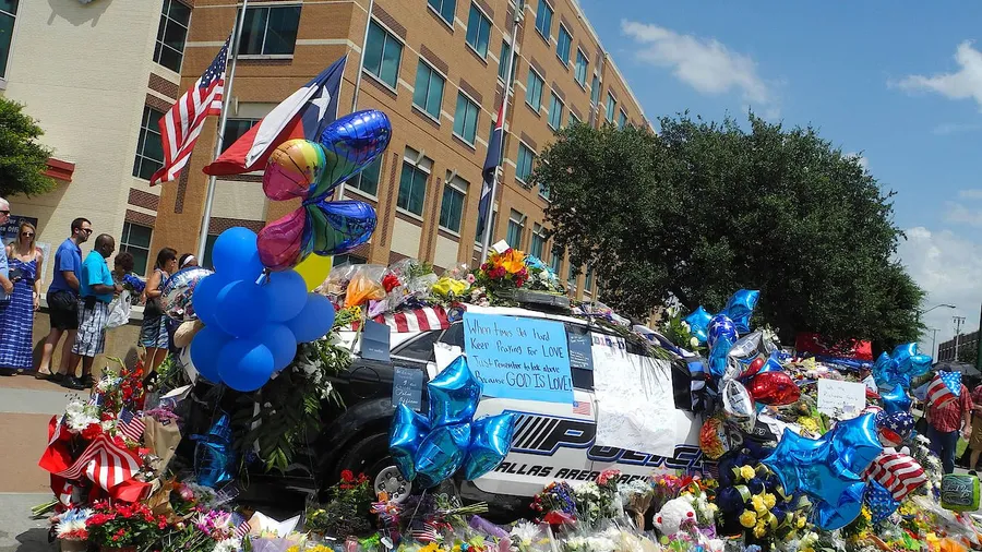 Ein Polizeiauto in Dallas wurde von den Bürgern als Zeichen der Anteilnahme mit Blumen geschmückt.