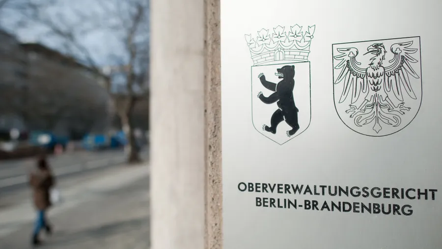 Das OVG Berlin-Brandenburg. Nach einer Entscheidung des Gerichts steht einem Mitarbeiter eines AfD-Abgeordneten kein eigener Parlamentsausweis zu.