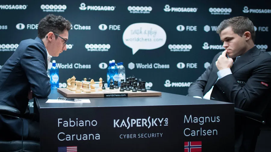 Der amtierende Schach-Weltmeister Magnus Carlsen (rechts) musste sich zum Auftakt der WM in London mit einem Remis gegen Fabiano Caruana zufrieden geben.