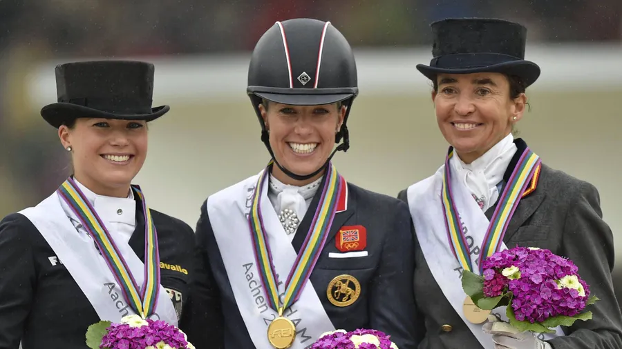 Bitte lächeln: Kristina Bröring-Sprehe (links) holt Silber, Charlotte Dujardin siegt, Beatriz Ferrer-Salat gewinnt Bronze (rechts)