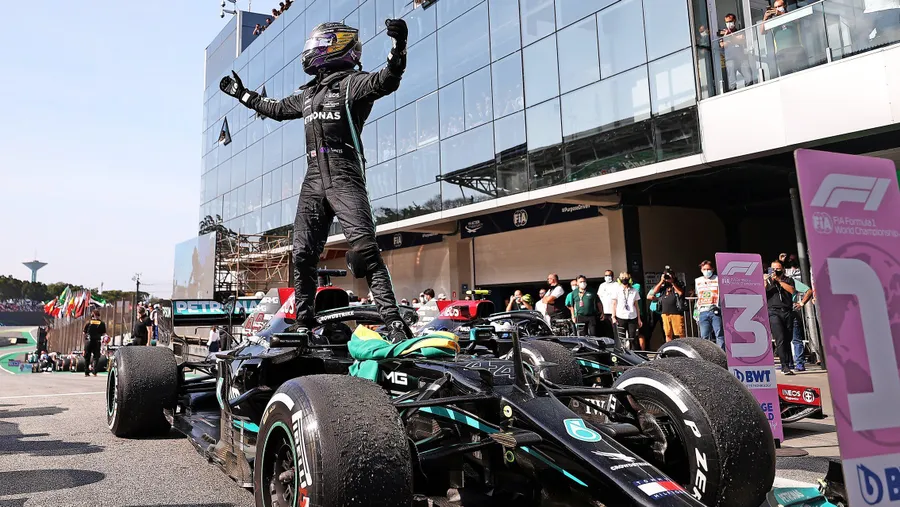 Der König von Sao Paulo: Lewis Hamilton nach seinem Sieg