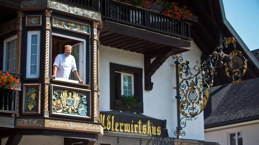 „Gott halt in Gnaden treue Wacht, in diesem Hause Tag und Nacht“: Der Segensspruch hat Florian Zumkellers Haus beschützt, seitdem es 1966 den ersten Michelin-Stern bekam.