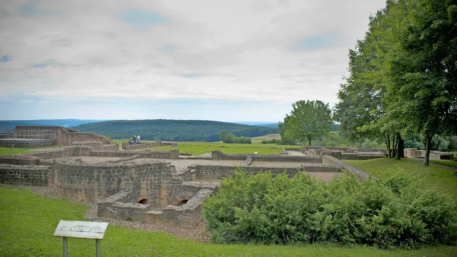 Antikes Erbe: Reste der Ausgrabungsstätte der Villa Haselburg nahe Höchst im Odenwald