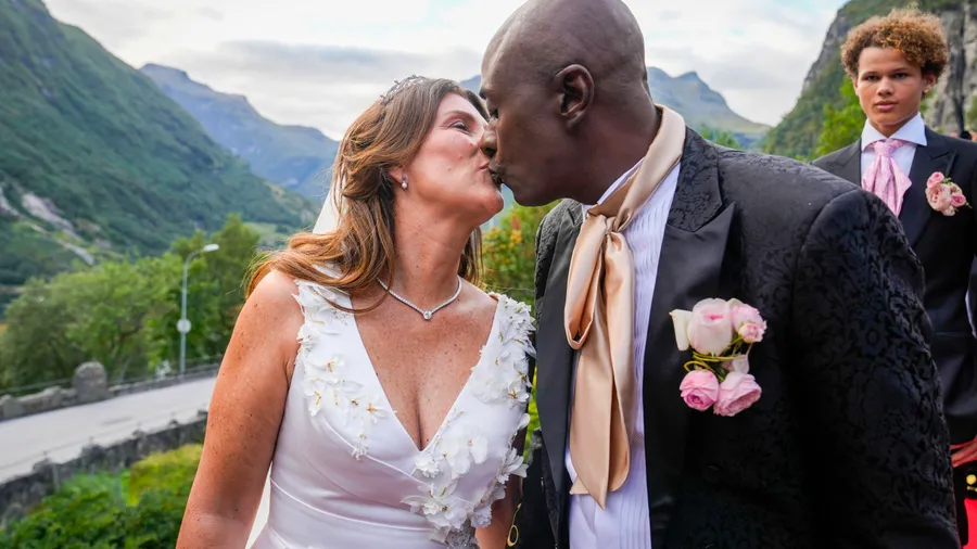 Tragen auch nicht zur Imageverbesserung des norwegischen Königshauses bei: Prinzessin Märtha Louise und Durek Verrett.