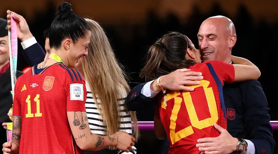 Bei Rocio Galvez blieb es noch bei einem Kuss auf die Wange: Luis Rubiales bei der Siegerehrung