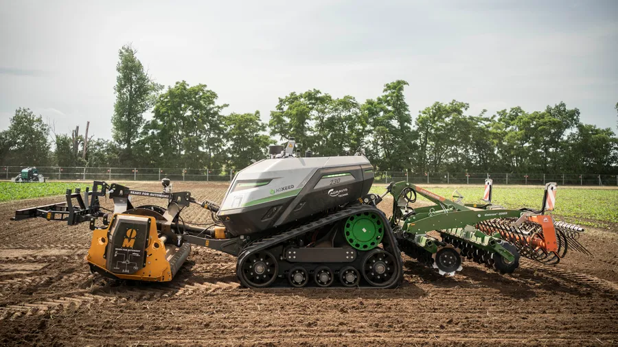 Dieser AgBot T2 7 Series zieht eine Kompaktscheibenegge.