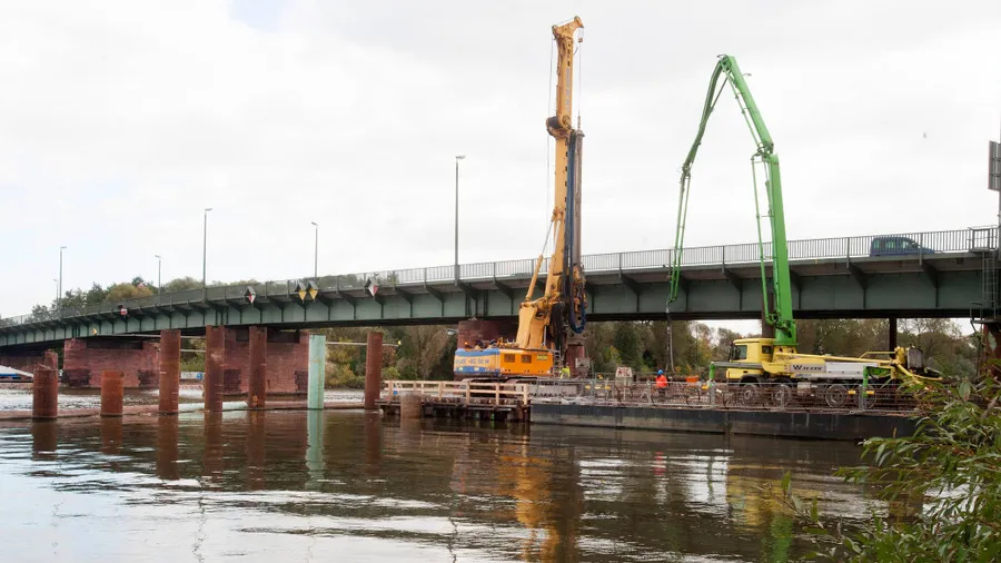 Über den Main: Noch steht die Carl-Ulrich-Brücke, aber die Fundamente für die neue Brücke werden schon gelegt.