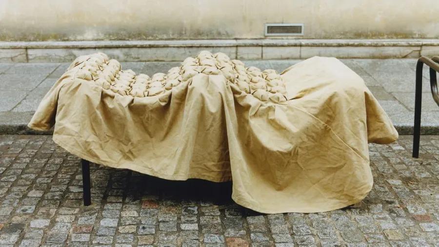 Anouk Morlons „Ravioli One-Seater / Blanket“, ausgestellt von der Galerie Maniera