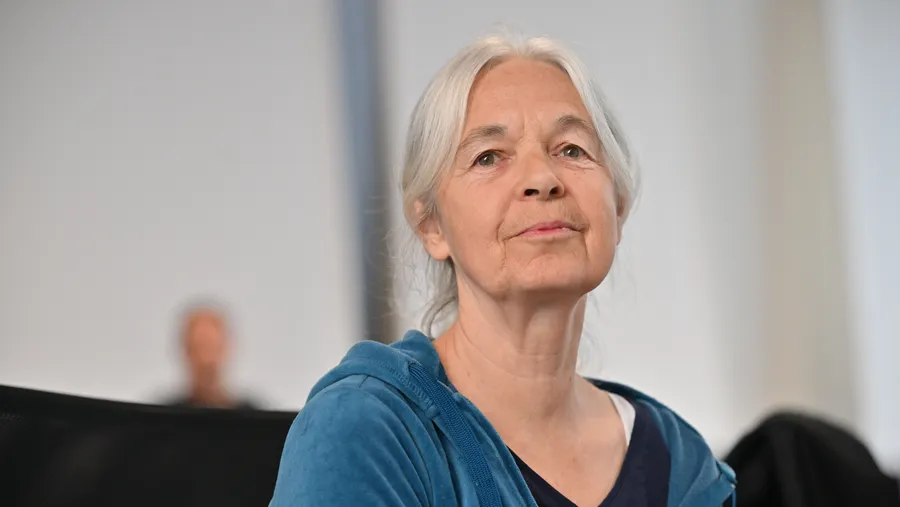 Daniela Klette, hier in dem provisorischen Gerichtssaal des Landgerichts Verden in Verden-Eitze.