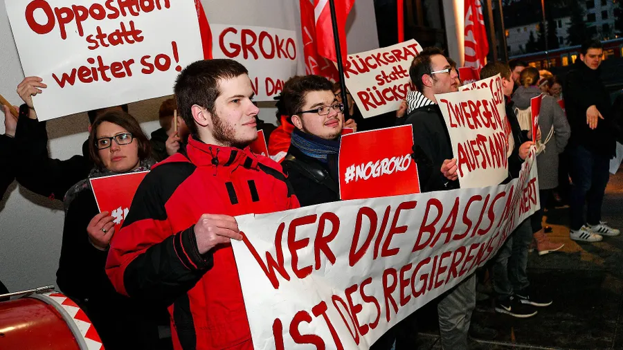 Begeisterung sieht anders aus: Jusos warten gestern Abend in Düsseldorf auf Martin Schulz.