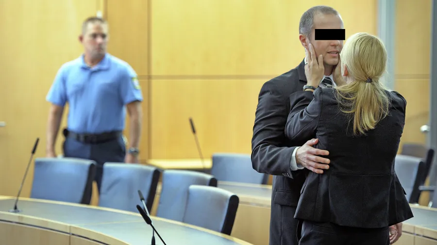 Abschied von der Ehefrau: Andreas Darsow muss nach der Urteilsverkündung am 19. Juli 2011 im Landgericht Darmstadt lebenslang in Haft.