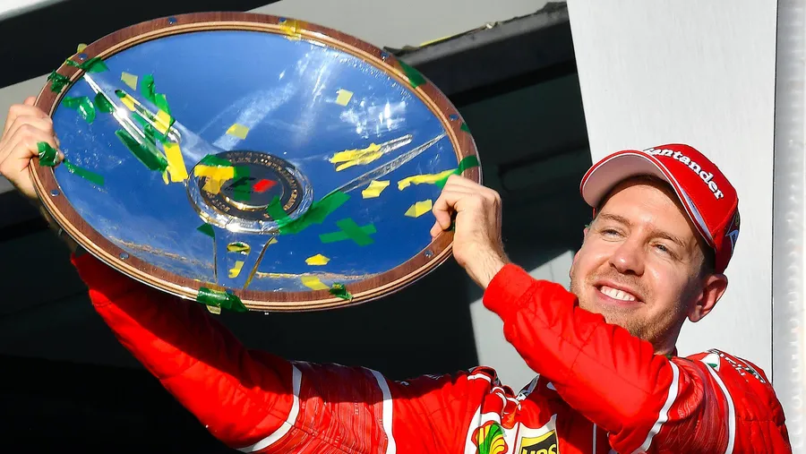 Da strahlt nicht nur der Pokal: Sebastian Vettel siegt zum Auftakt in die neue Formel-1-Saison.