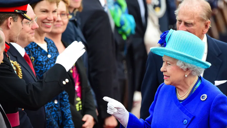 Gut gelaunt und händeschüttelnd: Die Queen nach ihrer Ankunft am Dienstagabend am Flughafen Tegel