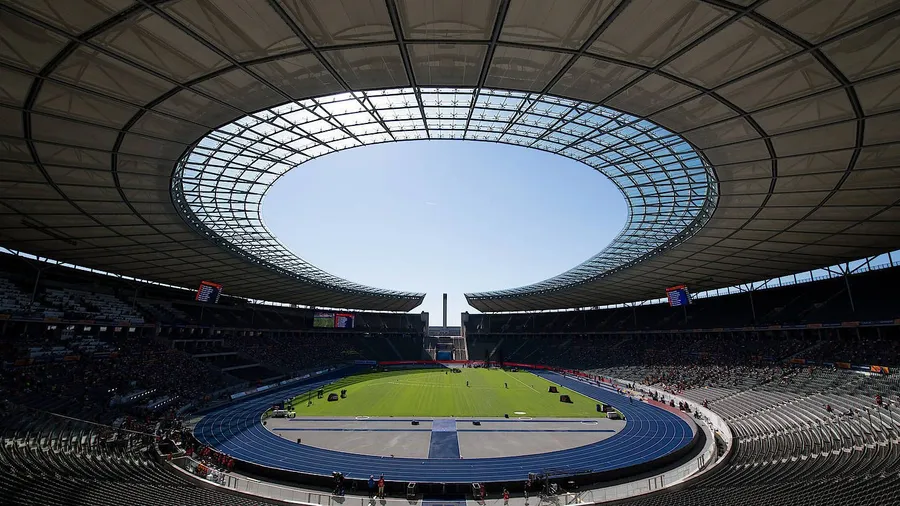 Die blaue Bahn im Berliner Olympiastadion ins berühmt.