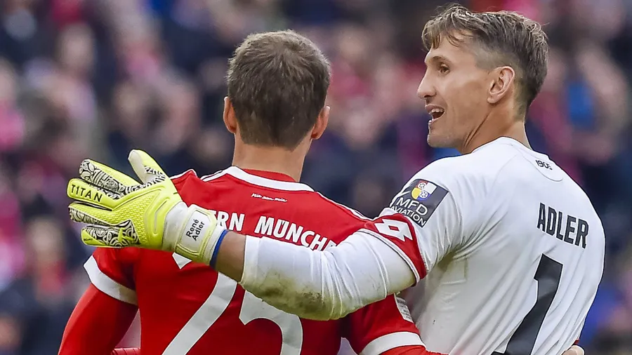 Nach Stationen in Leverkusen und Hamburg ist René Adler (rechts, mit Bayerns Thomas Müller) nun in Mainz angekommen.