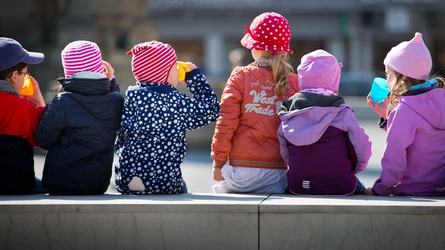In einigen Bundesländern ist die Betreuung in Kindergärten und Kitas bereits beitragsfrei.