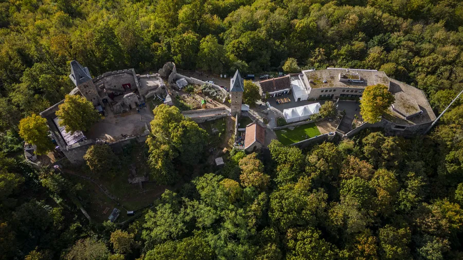 Kulisse für die Traumhochzeit? Aus finanziellen Gründen wird die Sanierung der Gaststätte auf Burg Frankenstein vorläufig verschoben, Hochzeitsgesellschaften müssen auf den Kiosk ausweichen.