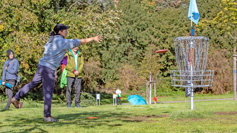 Mit ruhiger Hand: Eine Spielerin wirft die Disc-Scheibe in den Korb.