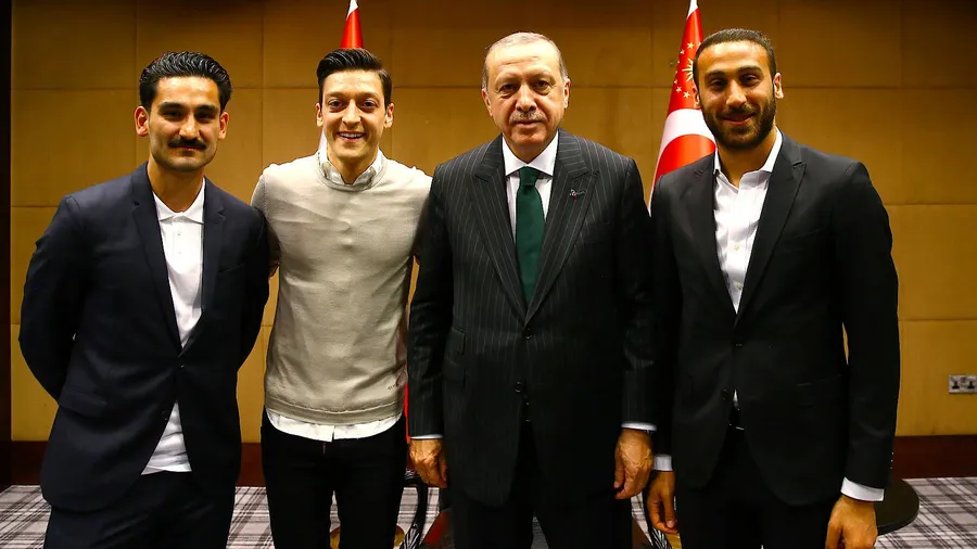 Folgenreiches Foto: Die Fußballspieler Ilkay Gündogan Mesut Özil und Cenk Tosun mit dem türkischen Präsidenten Erdogan