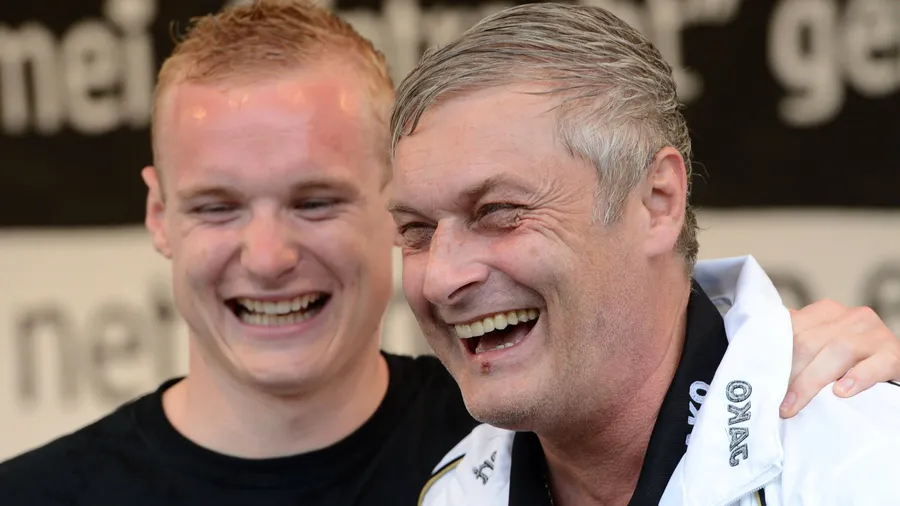 In wahrer Eintracht halten sie sich Arm in Arm: Eintracht-Spieler Sebastian Rode (links) und Frankfurts Trainer Armin Veh (rechts).