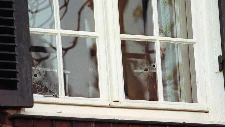 Die Einschusslöcher in dem Fenster, durch das Detlev Karsten Rohwedder am 1. April 1991 vermutlich von der RAF erschossen wurde.