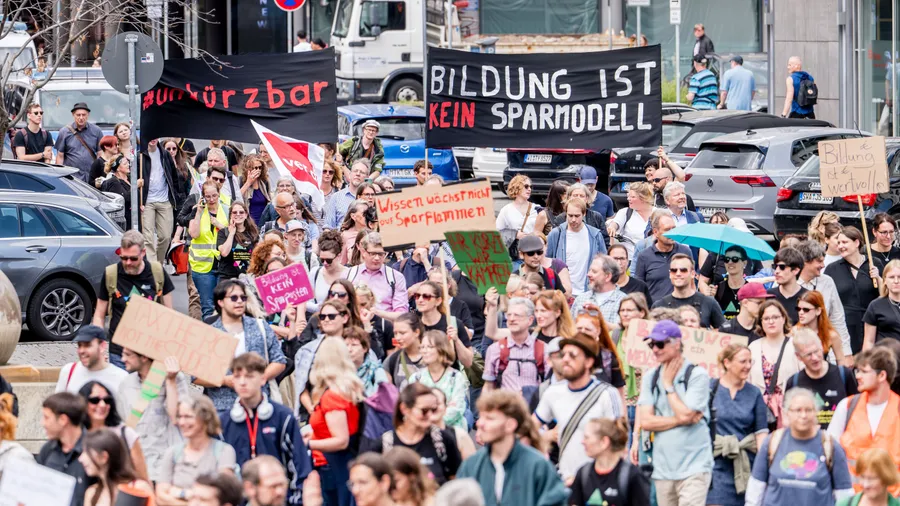 Gegen Einsparungen: Uni-Angehörige und Gewerkschafter protestieren in Wiesbaden