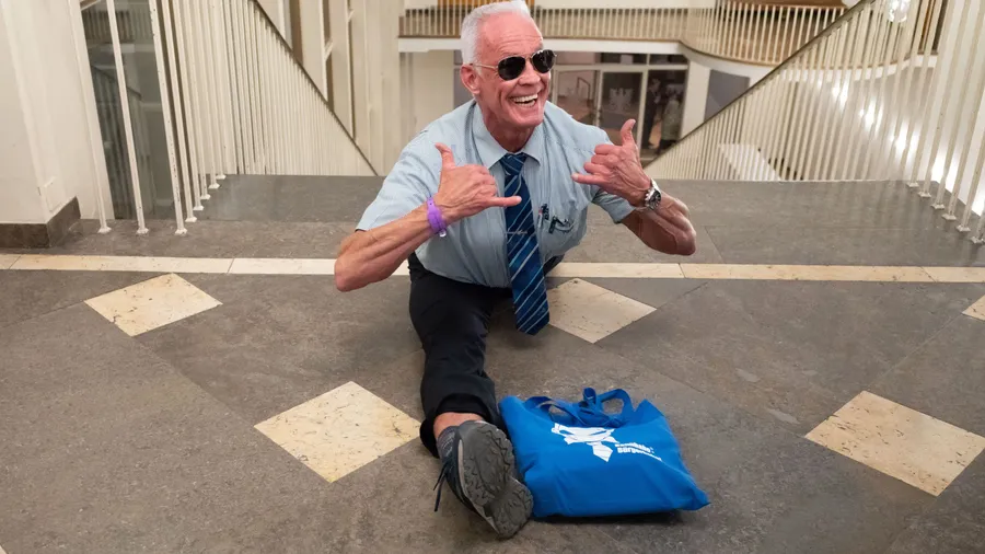 Jubel-Pose: Peter Wirth macht Spagat an der Römer-Treppe.