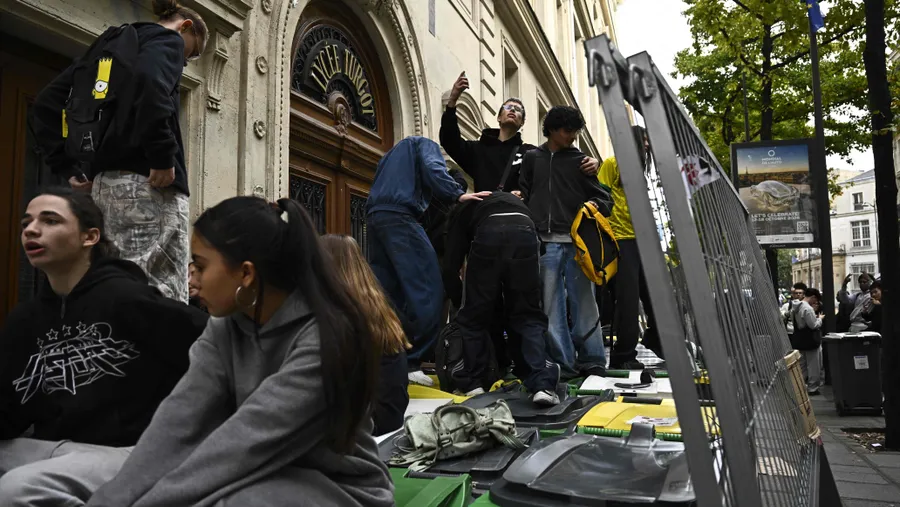 Schüler blockieren den Eingang des Lycée Turgot im 3. Arrondissement von Paris am 13. Oktober 2026.