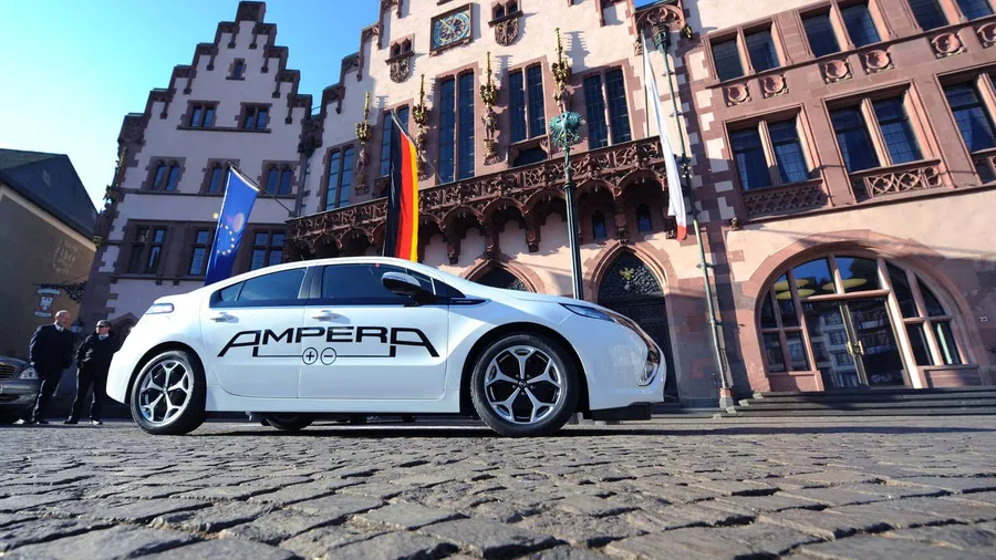 Sinnbildlich mit einem Elektroauto von Opel bewirbt sich Hessen für das Elektromobilitäts-Programm des Bundes